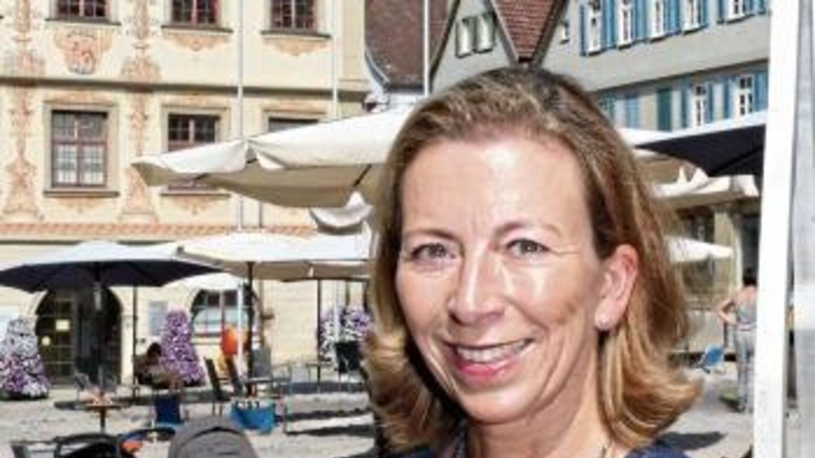 Stefanie Knecht ist die Bundestagskandidatin der FDP für die Wahl am 24. September. Links ist ihr Liebingsbild, das sie der VKZ geschickt hat: Es zeigt Knecht beim Einkauf auf dem Wochenmarkt in Ludwigsburg. Kleines Bild oben: Die Kandidatin in dieser Woc
