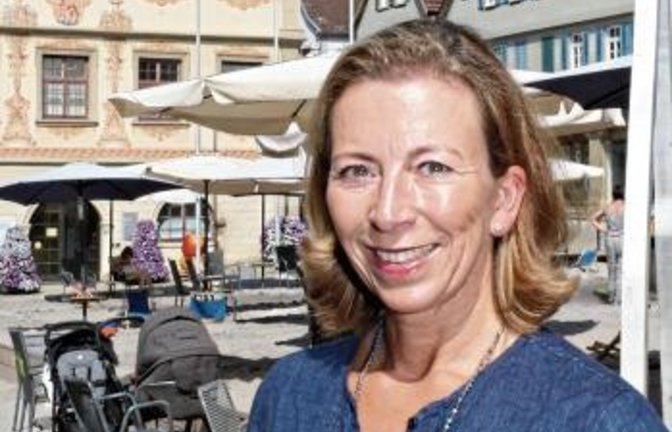 Stefanie Knecht ist die Bundestagskandidatin der FDP für die Wahl am 24. September. Links ist ihr Liebingsbild, das sie der VKZ geschickt hat: Es zeigt Knecht beim Einkauf auf dem Wochenmarkt in Ludwigsburg. Kleines Bild oben: Die Kandidatin in dieser Woc