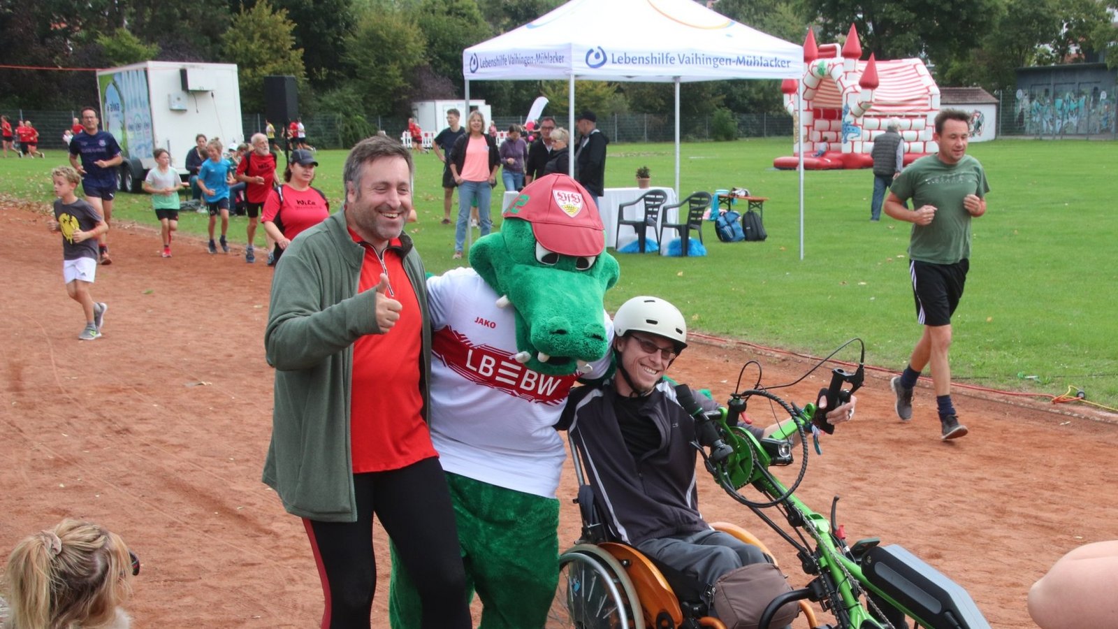 Beim Inklusionslauf auf dem Sportplatz am Vaihinger Egelsee im vergangenen Jahr machen alle mit, auch das VfB-Maskottchen Fritzle. Archivfoto: Arning Beim Inklusionslauf auf dem Sportplatz am Vaihinger Egelsee im vergangenen Jahr machen alle mit, auch das VfB-Maskottchen Fritzle. Archivfoto: Arning