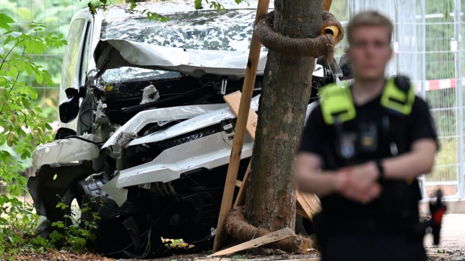 Der Ort des Anschlags: der zerstörte weiße Kleinbus im Berliner Tiergarten hat viele Menschen überfahren, bevor er gegen einen Baum prallte.RALF HIRSCHBERGER/afp Der Ort des Anschlags: der zerstörte weiße Kleinbus im Berliner Tiergarten hat viele Menschen überfahren, bevor er gegen einen Baum prallte.RALF HIRSCHBERGER/afp