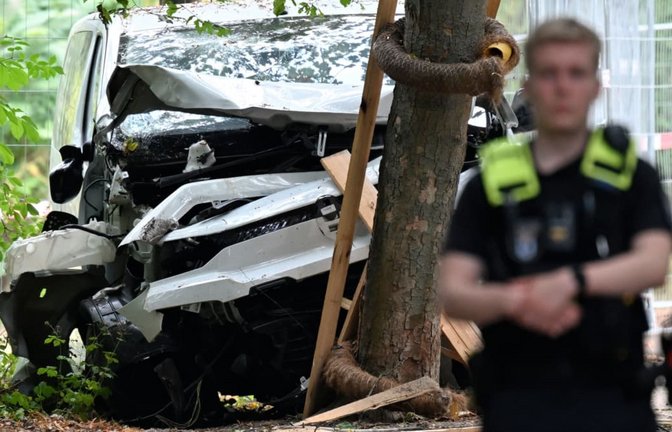Der Ort des Anschlags: der zerstörte weiße Kleinbus im Berliner Tiergarten hat viele Menschen überfahren, bevor er gegen einen Baum prallte.<span class='image-autor'>RALF HIRSCHBERGER/afp</span>