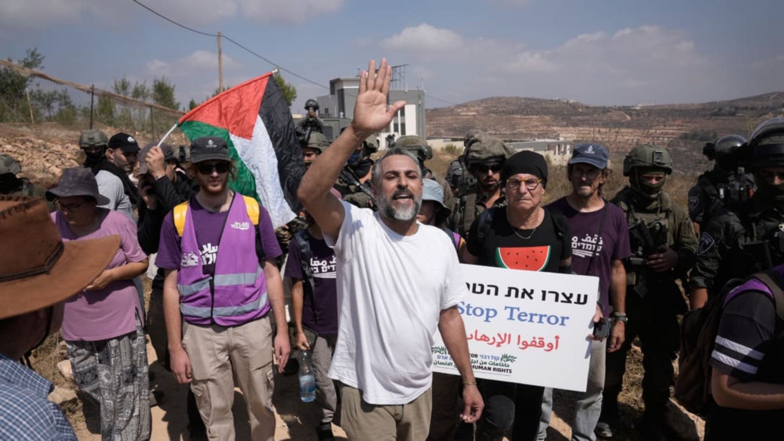 Aktivisten marschieren mit Lebensmittel- und Wasservorräten zu den Häusern von drei palästinensischen Familien, die seit sechs Tagen von israelischen Siedlern belagert werden.Majdi Mohammed/AP/dpa Aktivisten marschieren mit Lebensmittel- und Wasservorräten zu den Häusern von drei palästinensischen Familien, die seit sechs Tagen von israelischen Siedlern belagert werden.Majdi Mohammed/AP/dpa
