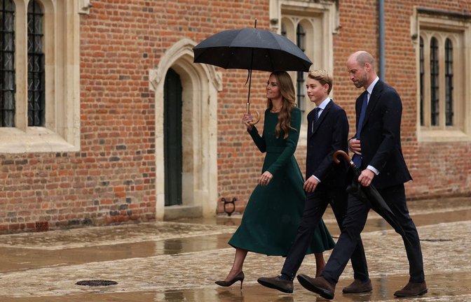 Flankiert wurde der 13-Jährige von seinen Eltern Prinzessin Kate (links) und Prinz William (rechts).<span class='image-autor'>Adrian Dennis/PA Wire/dpa</span>
