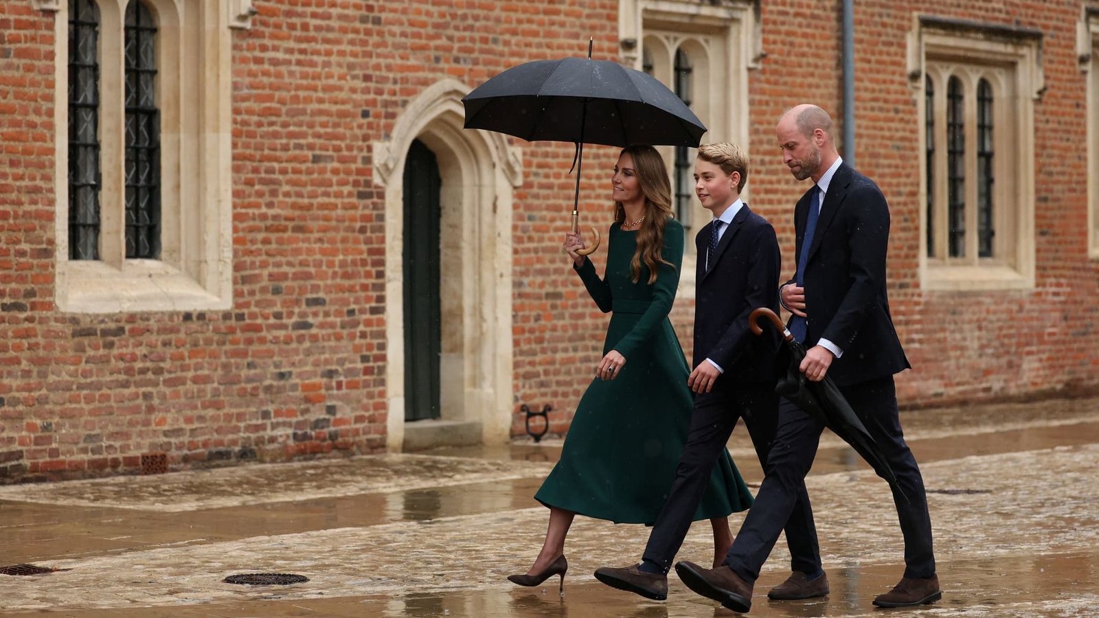 Flankiert wurde der 13-Jährige von seinen Eltern Prinzessin Kate (links) und Prinz William (rechts).Adrian Dennis/PA Wire/dpa Flankiert wurde der 13-Jährige von seinen Eltern Prinzessin Kate (links) und Prinz William (rechts).Adrian Dennis/PA Wire/dpa