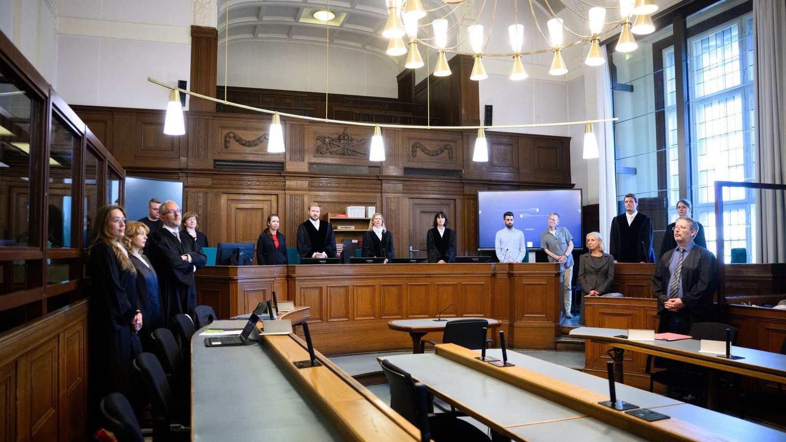 Die Prozessbeteiligten (l-r), die Rechtsanwälte des Angeklagten, Klaudia Dawidowic, Ria Halbritter und Christoph Stoll, sowie die Vorsitzende Richterin Sylvia Busch (M) und Staatsanwalt Philipp Meyhöfer (2.v.r.) stehen beim Mordprozess gegen einen Palliativarzt, der in Berlin 15 Menschen getötet haben soll, im Landgericht Berlin. (zu dpa: «Nach Patientenmorden Höchststrafe für Palliativmediziner»)Bernd von Jutrczenka/dpa Die Prozessbeteiligten (l-r), die Rechtsanwälte des Angeklagten, Klaudia Dawidowic, Ria Halbritter und Christoph Stoll, sowie die Vorsitzende Richterin Sylvia Busch (M) und Staatsanwalt Philipp Meyhöfer (2.v.r.) stehen beim Mordprozess gegen einen Palliativarzt, der in Berlin 15 Menschen getötet haben soll, im Landgericht Berlin. (zu dpa: «Nach Patientenmorden Höchststrafe für Palliativmediziner»)Bernd von Jutrczenka/dpa