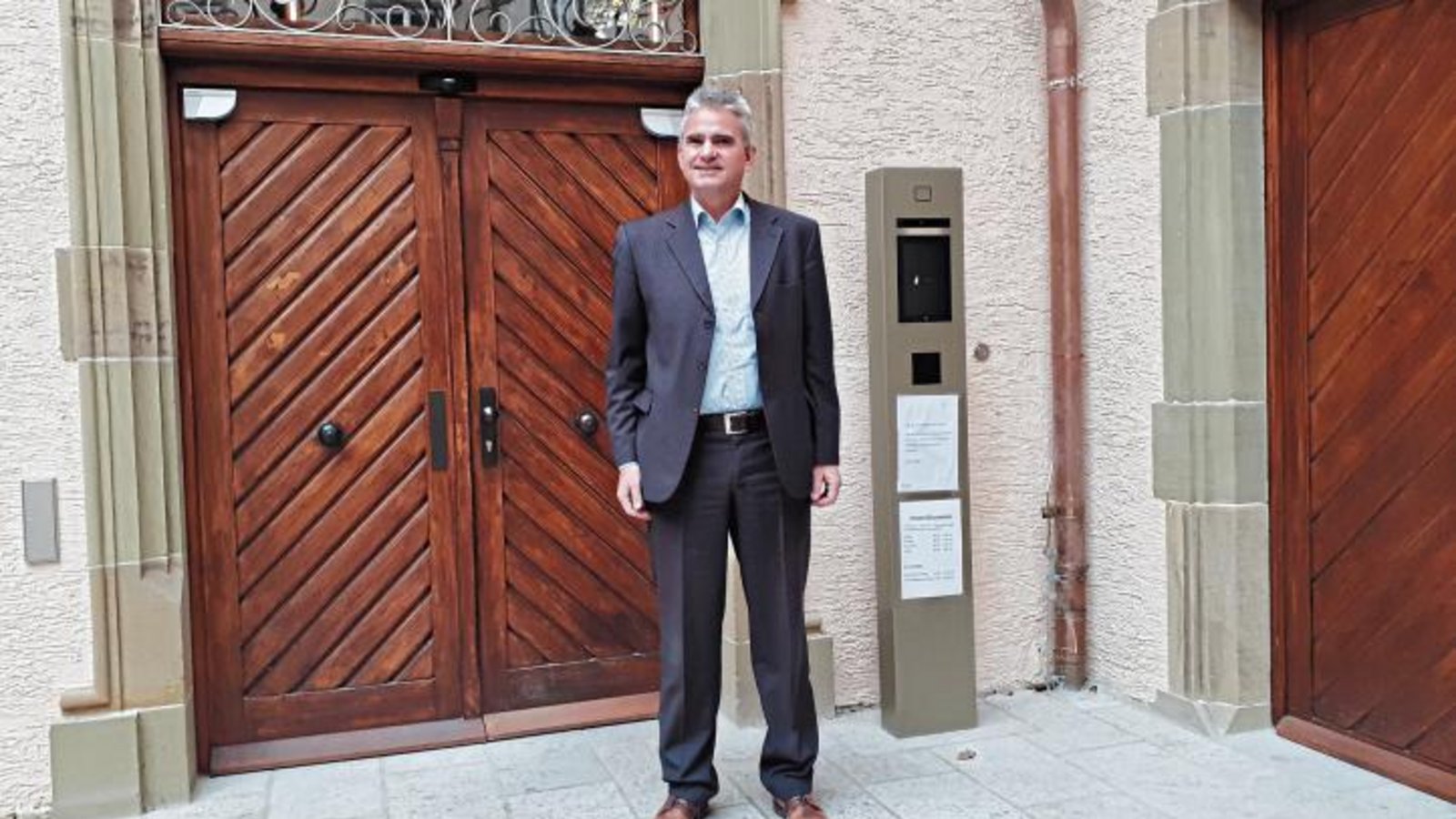 Sachsenheims Bürgermeister Holger Albrich blickt vor dem sanierten Wasserschloss in Sachsenheim trotz knapper Haushaltslage optimistisch in die Zukunft. Fotos: Glemser Sachsenheims Bürgermeister Holger Albrich blickt vor dem sanierten Wasserschloss in Sachsenheim trotz knapper Haushaltslage optimistisch in die Zukunft. Fotos: Glemser