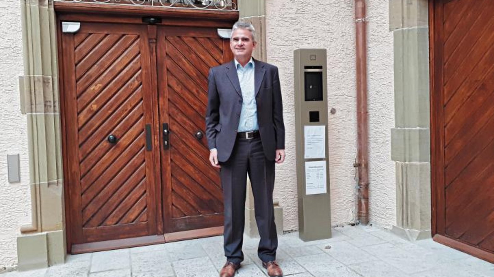 Sachsenheims Bürgermeister Holger Albrich blickt vor dem sanierten Wasserschloss in Sachsenheim trotz knapper Haushaltslage optimistisch in die Zukunft.  Fotos: Glemser