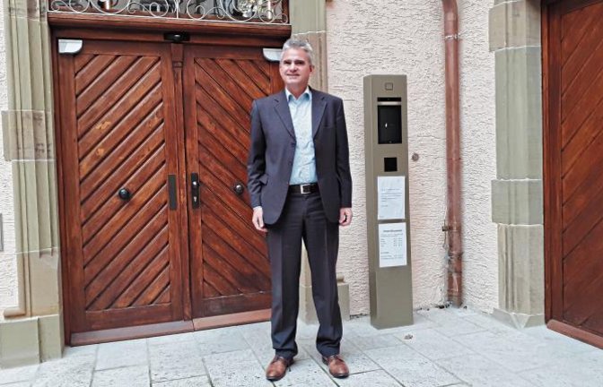 Sachsenheims Bürgermeister Holger Albrich blickt vor dem sanierten Wasserschloss in Sachsenheim trotz knapper Haushaltslage optimistisch in die Zukunft.  Fotos: Glemser