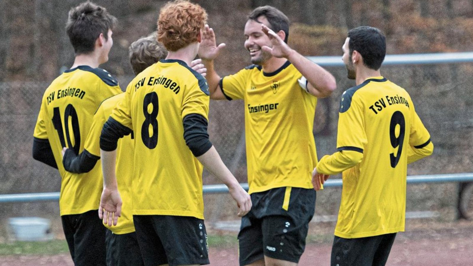 Die Ensinger Fußballer um Teamkapitän Jens Fischer (Zweiter von rechts) bieten in ihrem Teilort einen Helferservice an. Foto: Leitner Die Ensinger Fußballer um Teamkapitän Jens Fischer (Zweiter von rechts) bieten in ihrem Teilort einen Helferservice an. Foto: Leitner