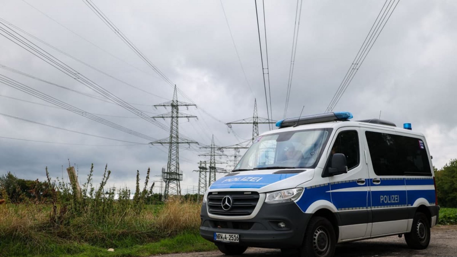 Auch am Freitagmorgen gab es Einsätze an weiteren Standorten mit kritischer Energieinfrastruktur: In der Nähe von Aachen wurde das Umfeld eines Umspannwerkes in Weisweiler abgesucht.Christoph Reichwein/dpa