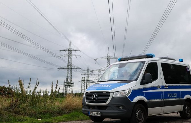 Auch am Freitagmorgen gab es Einsätze an weiteren Standorten mit kritischer Energieinfrastruktur: In der Nähe von Aachen wurde das Umfeld eines Umspannwerkes in Weisweiler abgesucht.<span class='image-autor'>Christoph Reichwein/dpa</span>