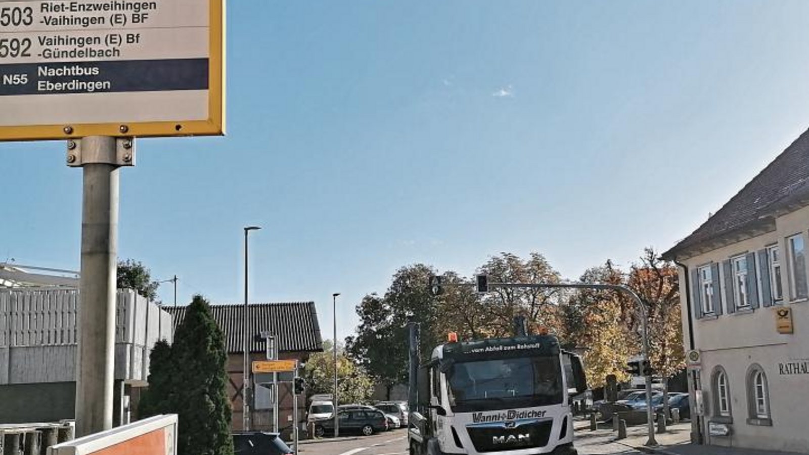 Die Bushaltestelle am nördlichen Fahrbahnrand der Hauptstraße in Hochdorf ist eine der wenigen Stationen, die sich nicht barrierefrei umgestalten lassen.  Foto: Banholzer