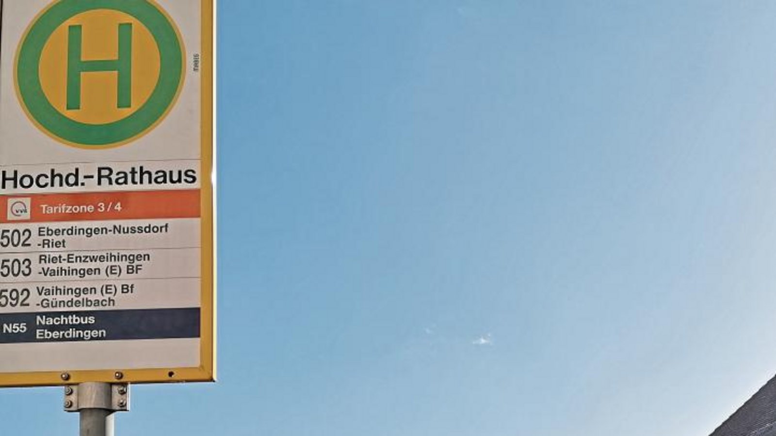 Die Bushaltestelle am nördlichen Fahrbahnrand der Hauptstraße in Hochdorf ist eine der wenigen Stationen, die sich nicht barrierefrei umgestalten lassen. Foto: Banholzer Die Bushaltestelle am nördlichen Fahrbahnrand der Hauptstraße in Hochdorf ist eine der wenigen Stationen, die sich nicht barrierefrei umgestalten lassen. Foto: Banholzer