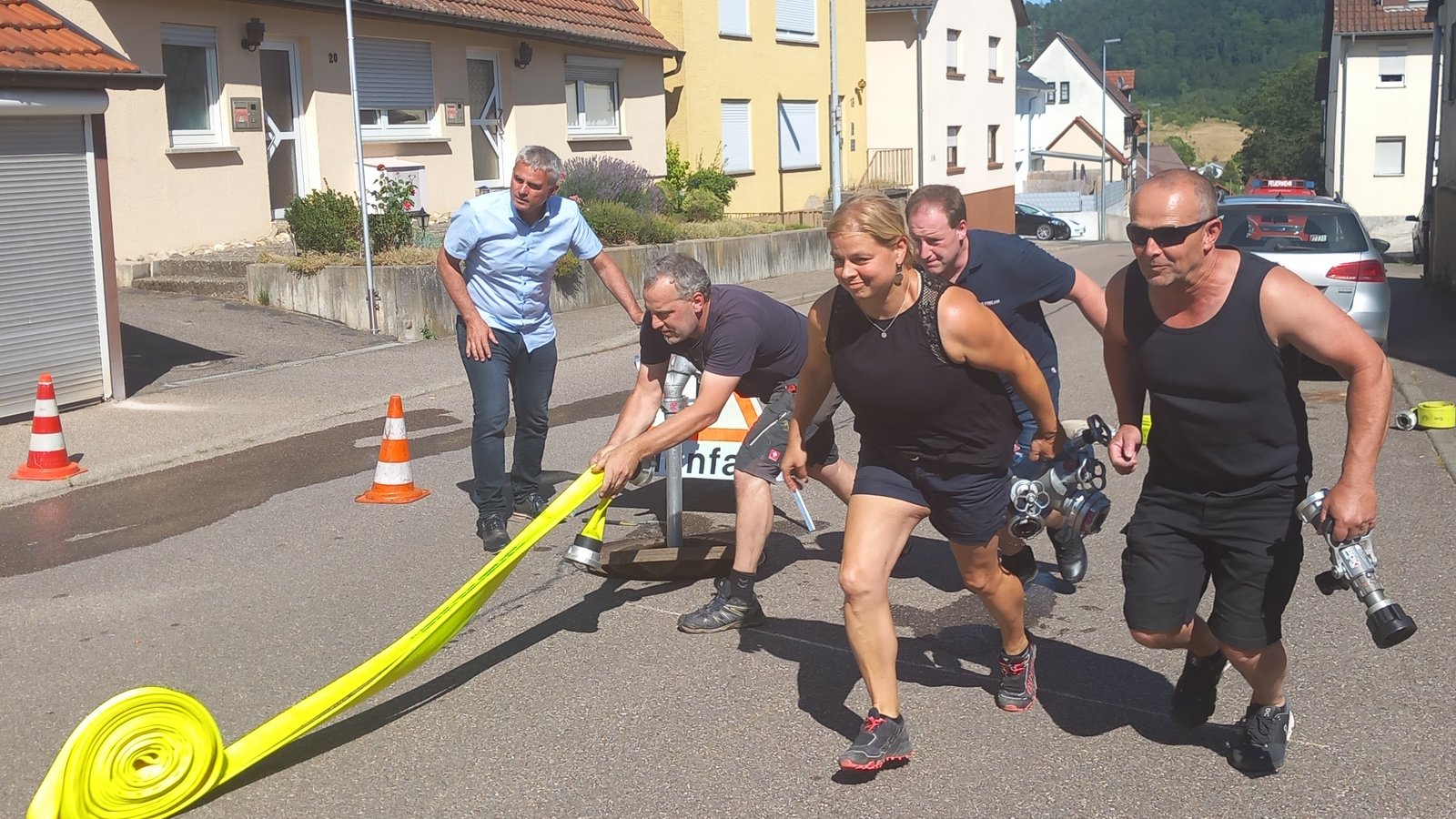 Das Team des Ortschaftsrats Spielberg mit Bürgermeister Holger Albrich zeigte beim Löschwettbewerb vollen Körpereinsatz. Foto: Glemser Das Team des Ortschaftsrats Spielberg mit Bürgermeister Holger Albrich zeigte beim Löschwettbewerb vollen Körpereinsatz. Foto: Glemser