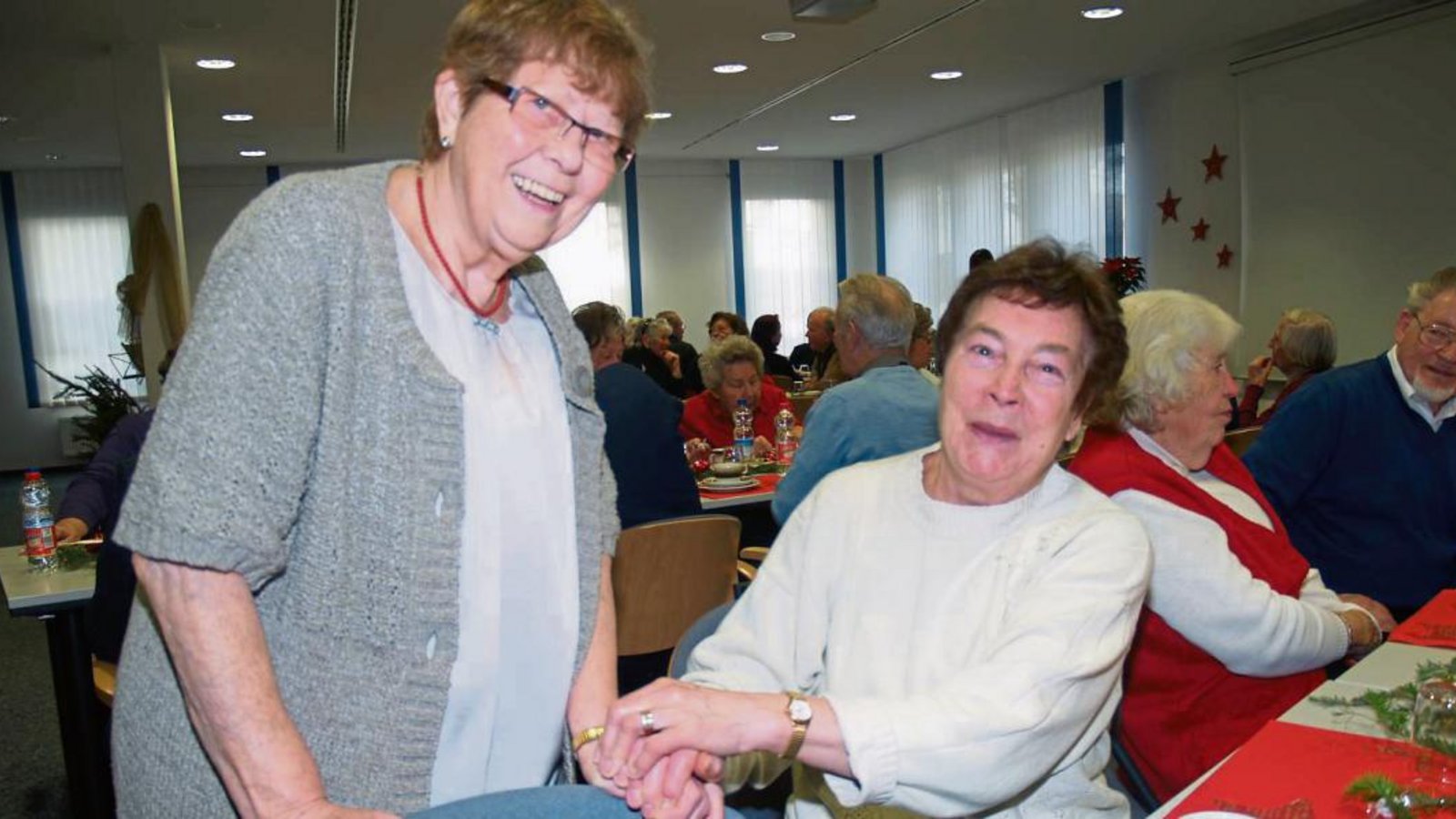 Gertrud Hopf (l.), Illinger Urgestein und Seele der Bürgerweihnacht, nimmt sich viel Zeit für Gespräche bei der Feier im Rathaus. Fotos: Filitz Gertrud Hopf (l.), Illinger Urgestein und Seele der Bürgerweihnacht, nimmt sich viel Zeit für Gespräche bei der Feier im Rathaus. Fotos: Filitz