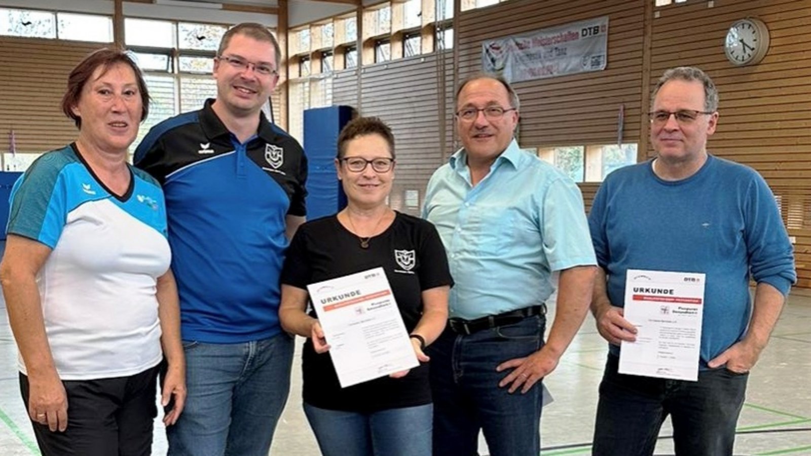 Pluspunkt-Verleihung in Sersheim (von links): Sigrid Christiansen (Turngau Neckar-Enz), Christian Babies (TVS) Übungsleiterin Karin Geske, Sieghard Geske (Gemeinde) und Gerd Kurfiß (TVS).