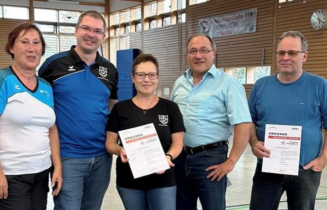 Pluspunkt-Verleihung in Sersheim (von links): Sigrid Christiansen (Turngau Neckar-Enz), Christian Babies (TVS) Übungsleiterin Karin Geske, Sieghard Geske (Gemeinde) und Gerd Kurfiß (TVS).