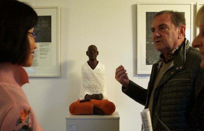 Chong-Im Neukamm (links) diskutiert mit Besuchern über ihre Skulptur „Meditation“. <span class='image-autor'>Foto: Filitz</span>