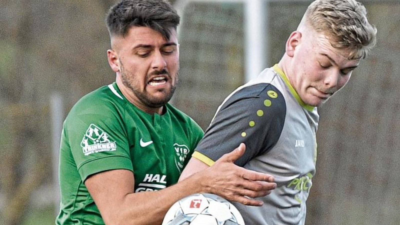 Mit vereinten Kräften versuchen die Sersheimer Eric Schmidtke (vorne) und Urim Ismajli, ihren Kontrahenten Paul Kopp zu stoppen. Am Ende gewinnt der VfR mit 3:1. Foto: Leitner Mit vereinten Kräften versuchen die Sersheimer Eric Schmidtke (vorne) und Urim Ismajli, ihren Kontrahenten Paul Kopp zu stoppen. Am Ende gewinnt der VfR mit 3:1. Foto: Leitner