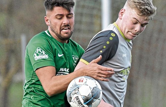Mit vereinten Kräften versuchen die Sersheimer Eric Schmidtke (vorne) und Urim Ismajli, ihren Kontrahenten Paul Kopp zu stoppen. Am Ende gewinnt der VfR mit 3:1. Foto: Leitner