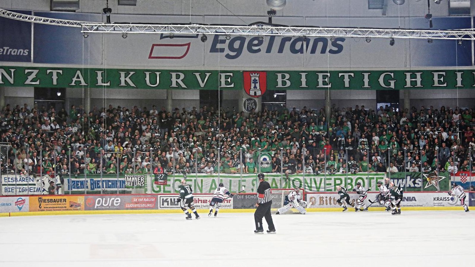 Die Bietigheim Steelers werden auch in der Saison 2020/2021 in der Deutschen Eishockey Liga (DEL) 2 auflaufen. Die grün-weiße Wand aus Fans wird es aber voraussichtlich nicht geben. Foto: Baumann Die Bietigheim Steelers werden auch in der Saison 2020/2021 in der Deutschen Eishockey Liga (DEL) 2 auflaufen. Die grün-weiße Wand aus Fans wird es aber voraussichtlich nicht geben. Foto: Baumann