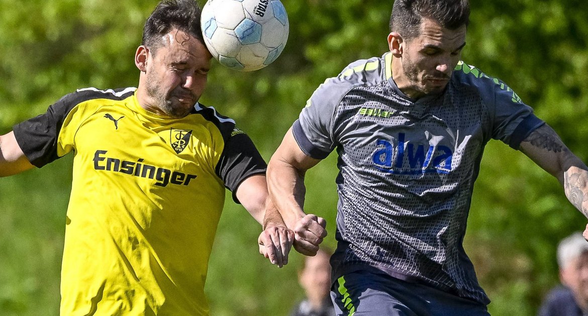 TSV Ensingen (gelbes Trikot) - SGM SC Hohenhaslach-SV Freudental , 19.04.2026,   Fußball, Männer, Kreisliga A3, Enz-Murr, Saison 2025 / 2026,  Kopfballduell zwischen Jens Fischer (TSV Ensingen, Startelf, #07) und Marcel Göttfert (SGM SC Hohenhaslach-SV Freudental, Startelf, #09)