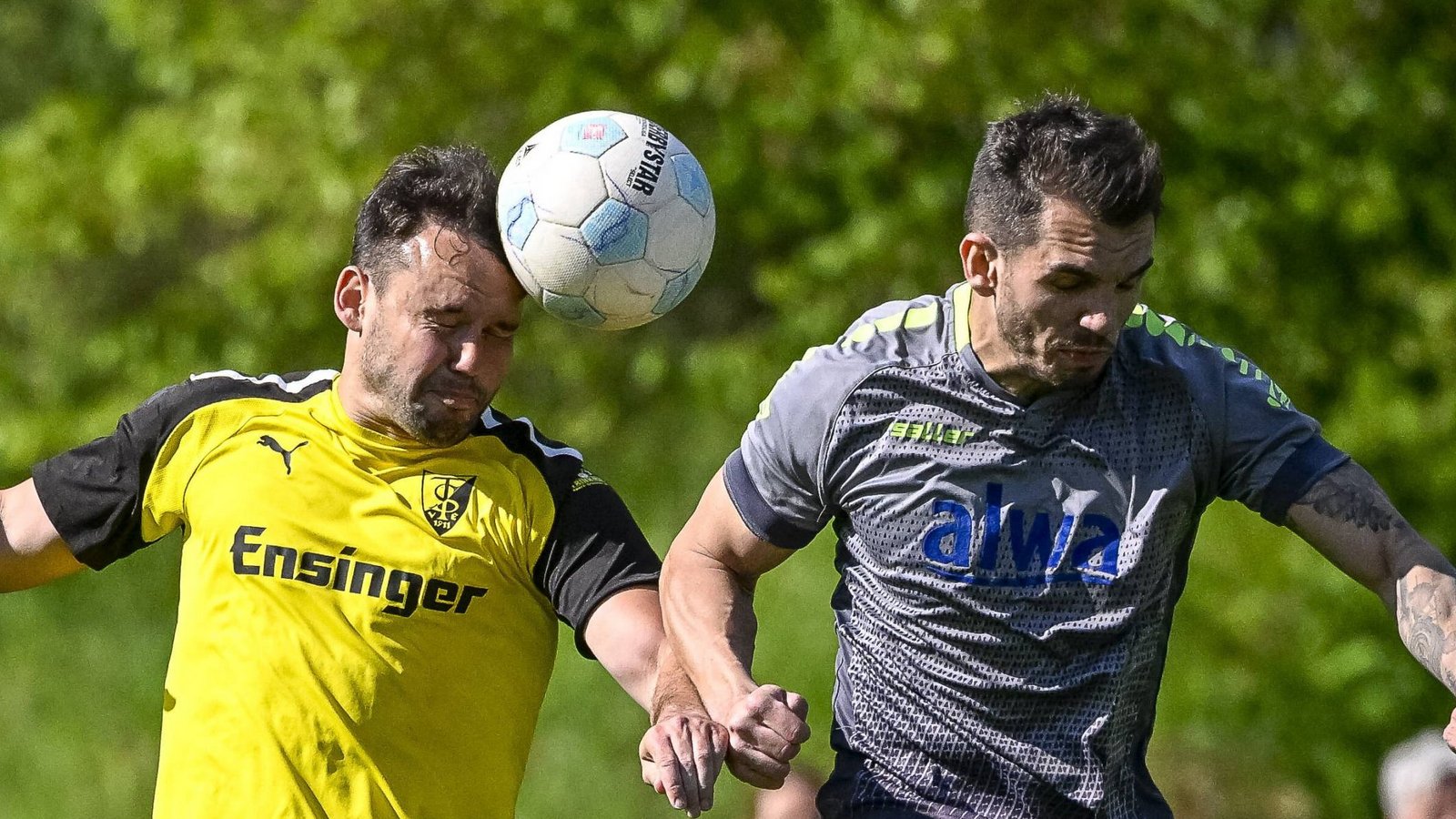 Augen zu und durch heißt es für den Ensinger Jens Fischer (links) und Marcel Göttfert von der SGM Hohenhaslach/Freudental.   Foto: Leitner