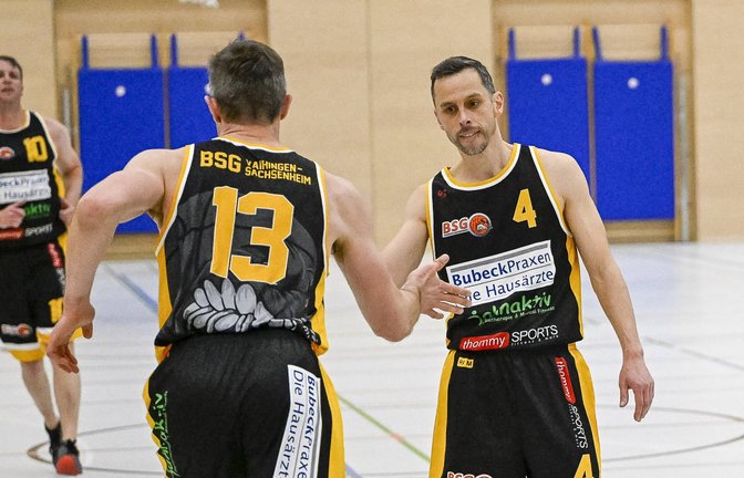 Ingo Jahn (rechts) und Matthias Müller von der BSG Vaihingen/Sachsenheim freuen sich über den ersten Saisonsieg. Archivfoto: Leitner