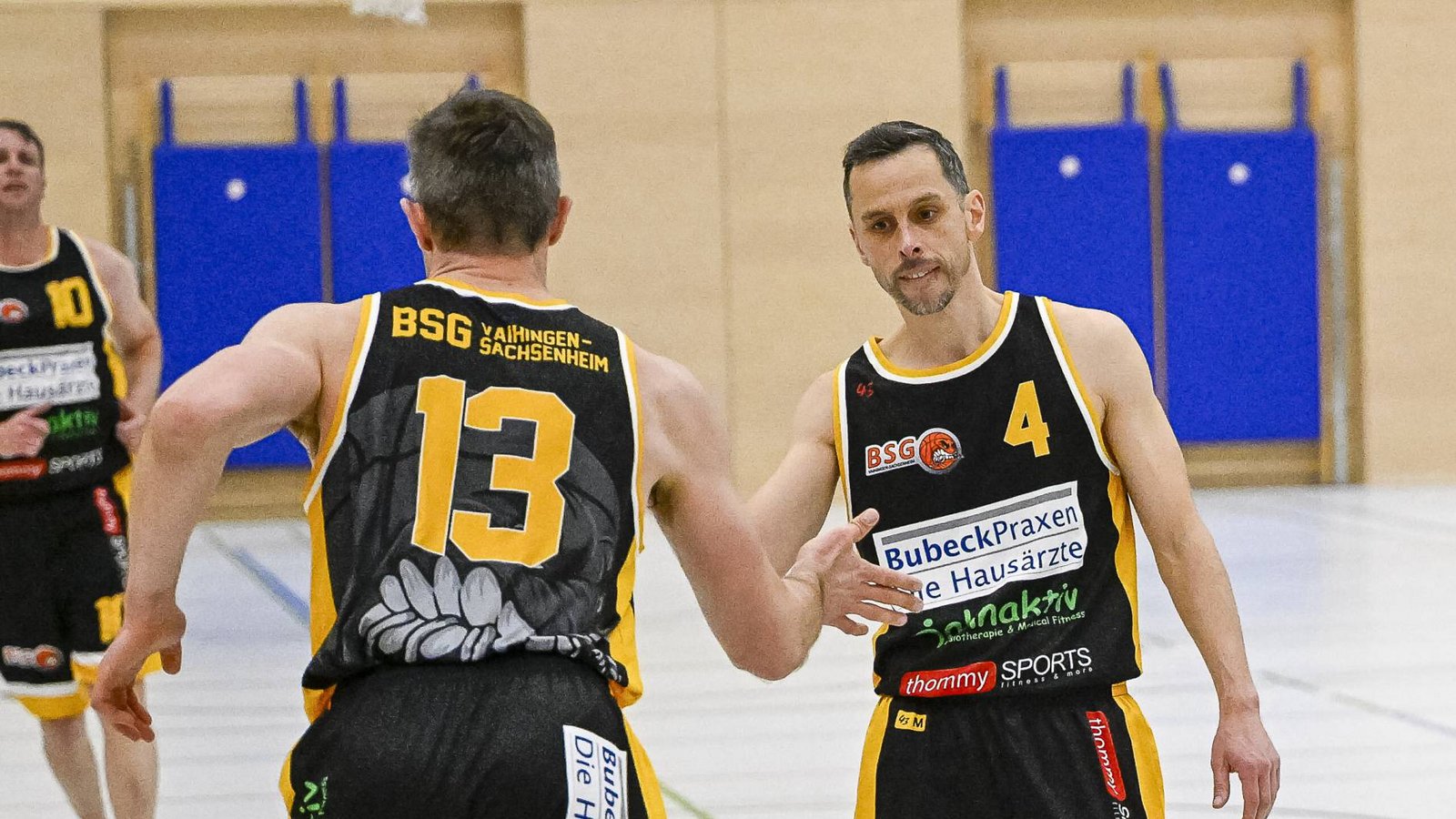 Ingo Jahn (rechts) und Matthias Müller von der BSG Vaihingen/Sachsenheim freuen sich über den ersten Saisonsieg. Archivfoto: Leitner