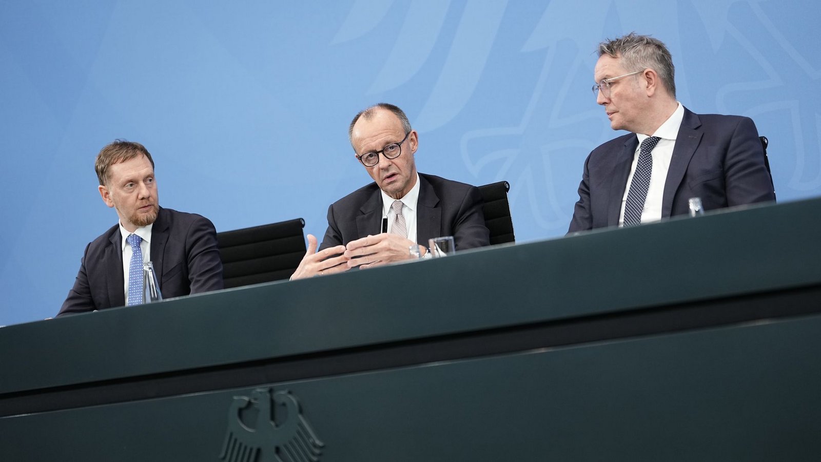 Schon bei dem Treffen der Länderregierungschefs mit Kanzler Merz (Mitte) im Dezember noch unter dem Vorsitz des abgewählten rheinland-pfälzischen Ministerpräsidenten Schweitzer (rechts) war es um die Bund-Länder-Finanzen gegangen. (Archivfoto)Foto: Michael Kappeler/dpa