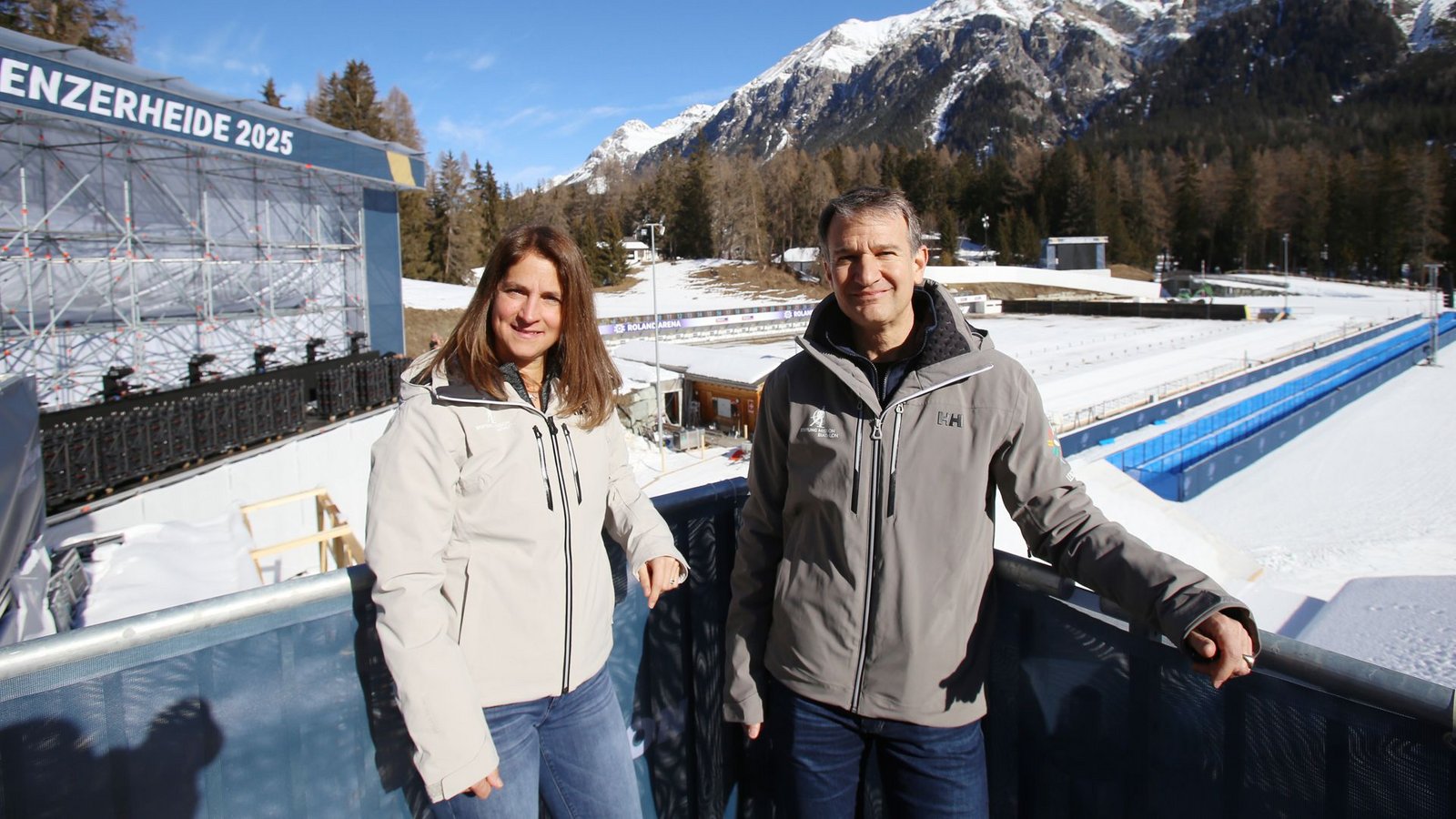 Carola und Michael Hartweg in der Biathlon-Arena Lenzerheide: das Ehepaar hat entscheidend mit dafür gesorgt, dass in dem Schweizer Bergdorf in den kommenden zwölf Tagen um WM-Medaillen gekämpft wird.Foto: Steffen Rometsch Carola und Michael Hartweg in der Biathlon-Arena Lenzerheide: das Ehepaar hat entscheidend mit dafür gesorgt, dass in dem Schweizer Bergdorf in den kommenden zwölf Tagen um WM-Medaillen gekämpft wird.Foto: Steffen Rometsch