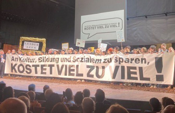Nach der „Hamlet“-Premiere im Schauspielhaus: Protest gegen geplante Kürzungen in den Bereichen Kultur, Bildung und Soziales im Stuttgarter Doppelhaushalt 2026/2027<span class='image-autor'>Foto: Forstbauer</span>