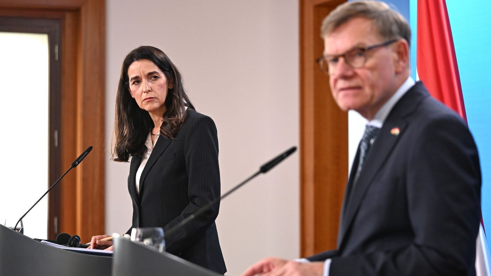 Außenminister Johann Wadephul (CDU) äußert sich bei einer Pressekonferenz mit seiner ungarischen Kollegin Anita Orbán auch zum Vorgehen Israels im Westjordanland und möglichen neuen Sanktionen.Foto: Elisa Schu/dpa