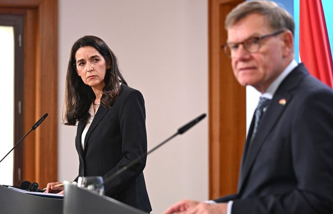 Außenminister Johann Wadephul (CDU) äußert sich bei einer Pressekonferenz mit seiner ungarischen Kollegin Anita Orbán auch zum Vorgehen Israels im Westjordanland und möglichen neuen Sanktionen.<span class='image-autor'>Foto: Elisa Schu/dpa</span>