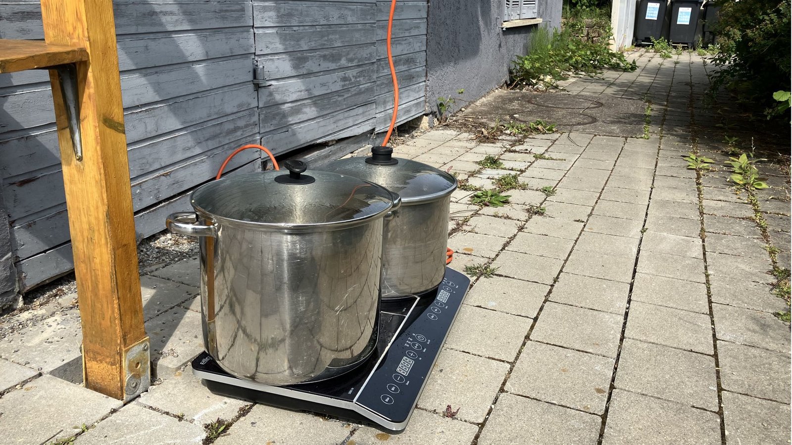 Vor einem Haus steht ein Elektroherd mit zwei weiteren Töpfen, in denen das Wasser erhitzt wird.Foto: StZN/Dürr Vor einem Haus steht ein Elektroherd mit zwei weiteren Töpfen, in denen das Wasser erhitzt wird.Foto: StZN/Dürr