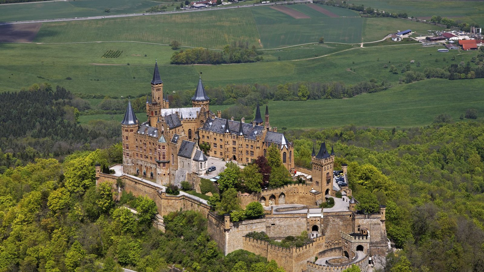 Majestätisch und absolut filmreif thront sie über dem Tal.Foto: Schwäbische Alb Tourismus/Achim Mende Majestätisch und absolut filmreif thront sie über dem Tal.Foto: Schwäbische Alb Tourismus/Achim Mende