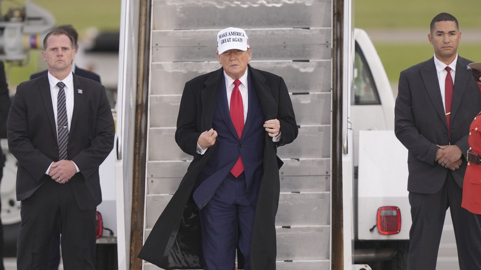 Präsident Trumps Regierung wurde angehalten, wieder geschlechtsneutrale Reisepässe auszustellen.Foto: Gerald Herbert/AP/dpa/Gerald Herbert