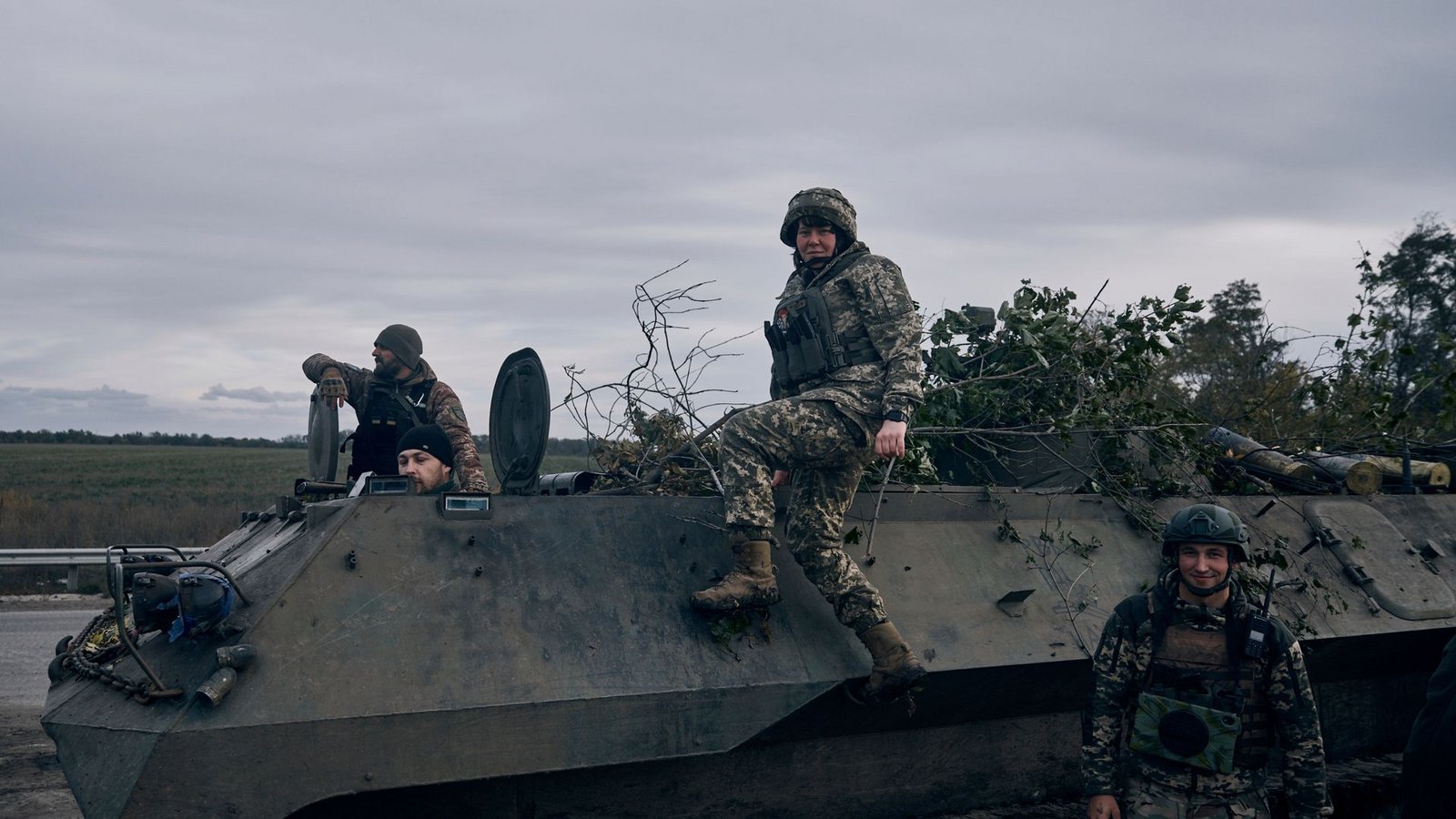 Ukrainische Soldaten und eine Soldatin (M) in der Nähe von Bachmut, Region Donezk.Foto: Libkos/AP/dpa