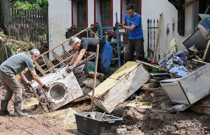 Nach dem Hochwasser laufen in den  betroffenen Regionen in Baden-Württemberg die Aufräumarbeiten – und viele haben ihre Schäden bereits der Versicherung gemeldet.<span class='image-autor'>Foto: dpa/Bernd Weißbrod</span>