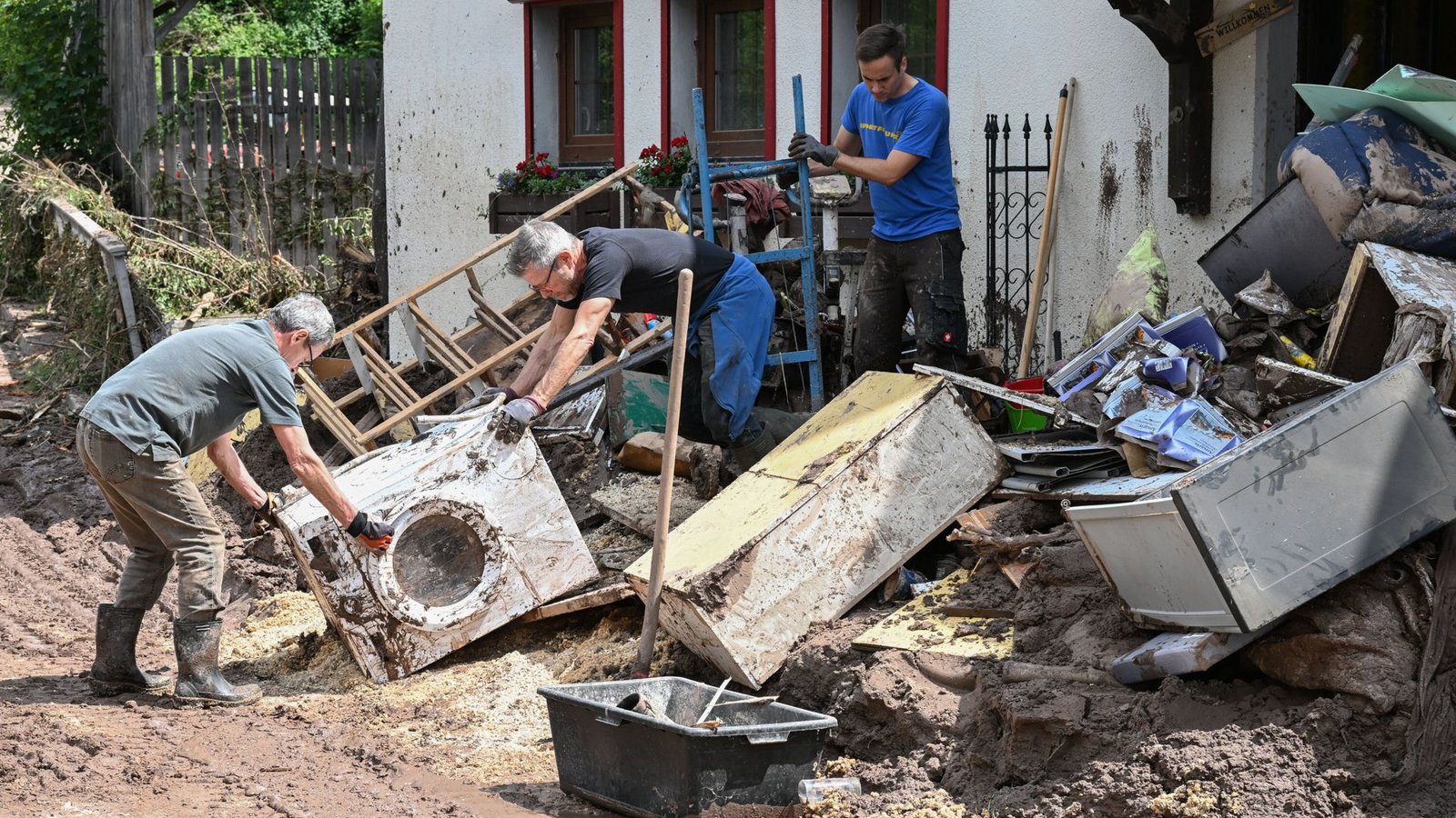 Nach dem Hochwasser laufen in den betroffenen Regionen in Baden-Württemberg die Aufräumarbeiten – und viele haben ihre Schäden bereits der Versicherung gemeldet.Foto: dpa/Bernd Weißbrod Nach dem Hochwasser laufen in den betroffenen Regionen in Baden-Württemberg die Aufräumarbeiten – und viele haben ihre Schäden bereits der Versicherung gemeldet.Foto: dpa/Bernd Weißbrod
