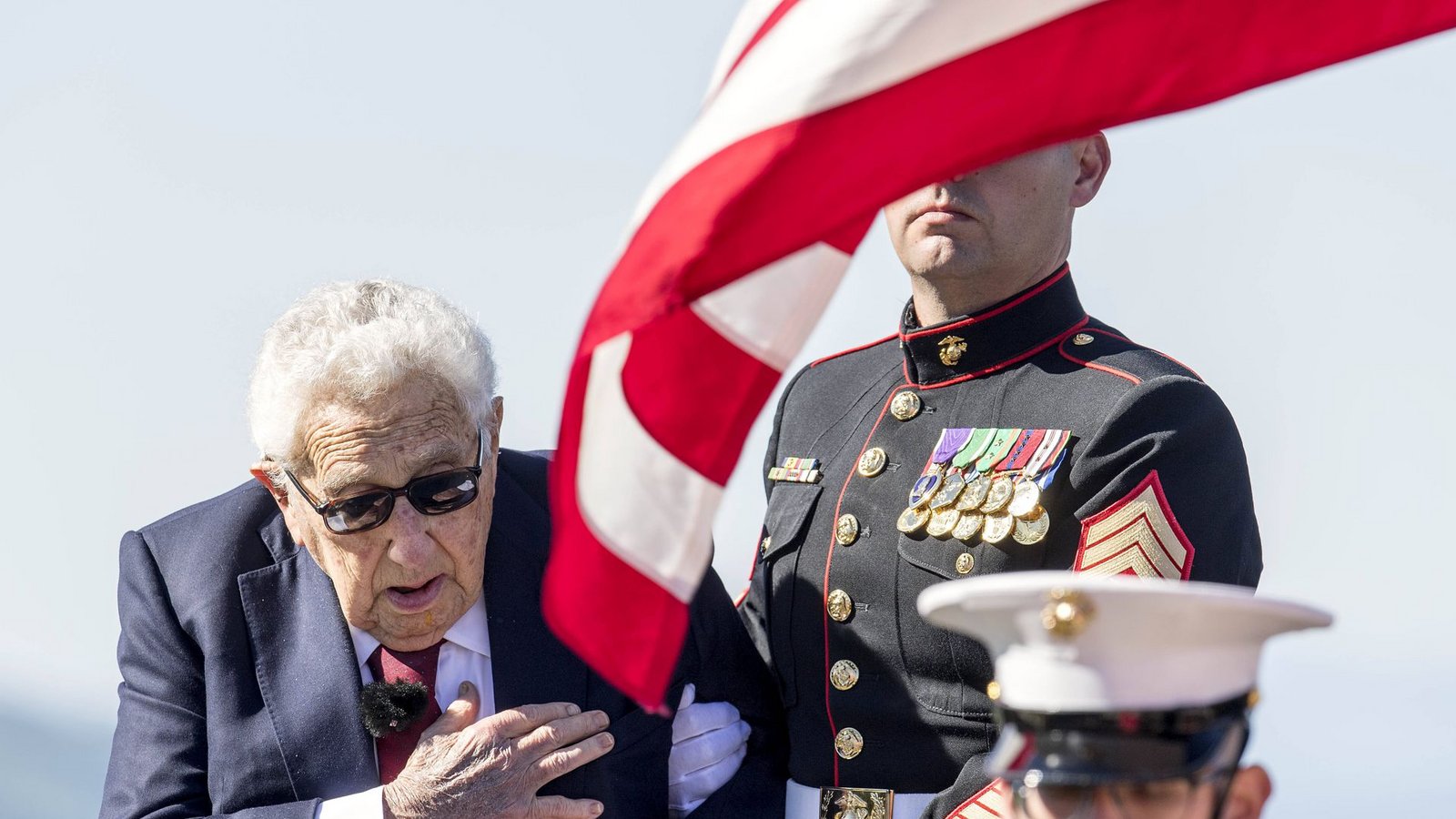 Bei einem Gedenken an den ehemaligen US-Präsidenten Ronald Reagan im Februar 2023 hält Kissinger – wenige Monate vor seinem 100. Geburtstag – eine Rede.Foto: IMAGO/ZUMA Wire/IMAGO/Brian Cahn Bei einem Gedenken an den ehemaligen US-Präsidenten Ronald Reagan im Februar 2023 hält Kissinger – wenige Monate vor seinem 100. Geburtstag – eine Rede.Foto: IMAGO/ZUMA Wire/IMAGO/Brian Cahn