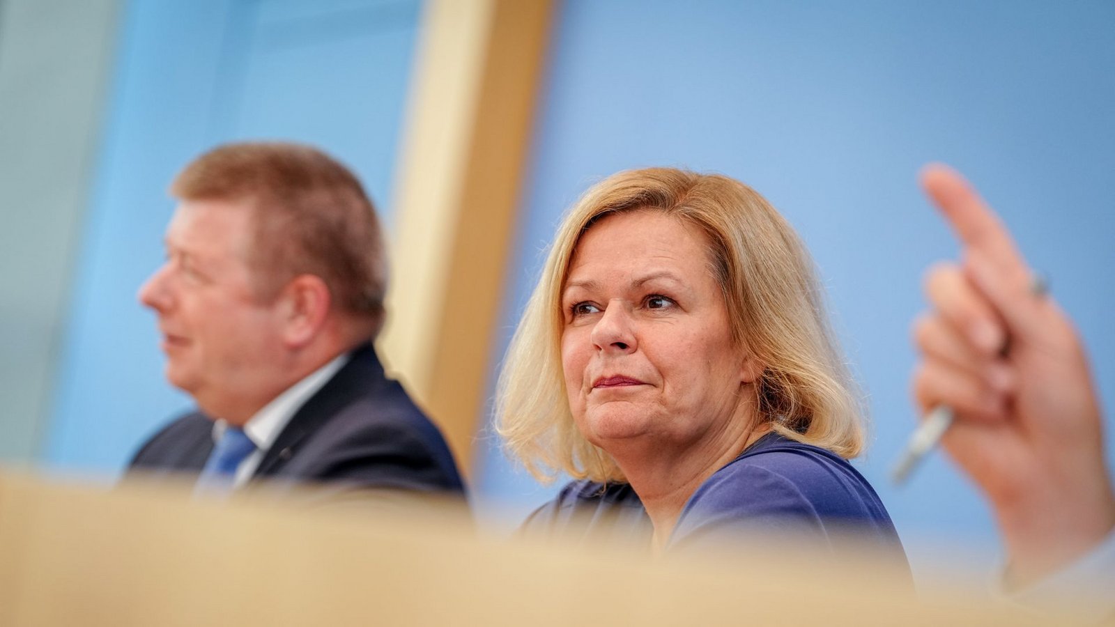 Innenministerin Faeser (re.) stellte den Verfassungsschutzbericht gemeinsam mit Verfassungsschutzpräsident Haldenwang vor.Foto: Kay Nietfeld/dpa/Kay Nietfeld Innenministerin Faeser (re.) stellte den Verfassungsschutzbericht gemeinsam mit Verfassungsschutzpräsident Haldenwang vor.Foto: Kay Nietfeld/dpa/Kay Nietfeld