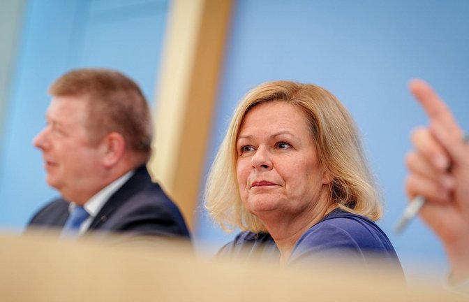Innenministerin Faeser (re.) stellte den Verfassungsschutzbericht gemeinsam mit  Verfassungsschutzpräsident Haldenwang vor.<span class='image-autor'>Foto: Kay Nietfeld/dpa/Kay Nietfeld</span>