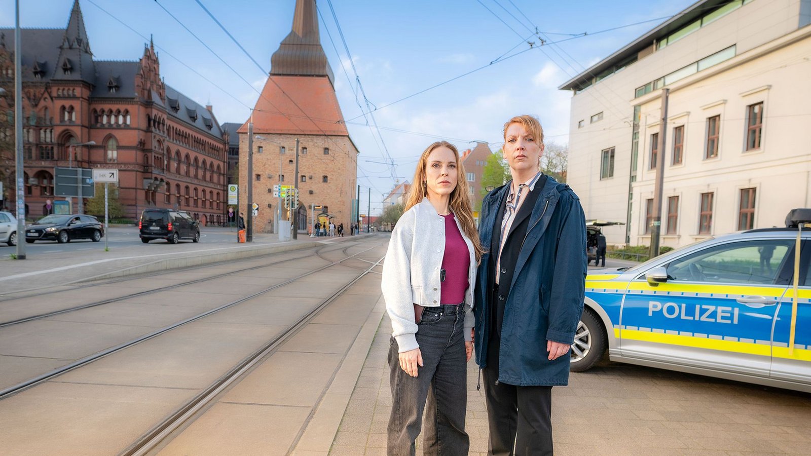 Katrin König (Anneke Kim Sarnau, li.) und Melly Böwe (Lina Beckmann) in „Tu es!“Foto: NDR/Boris Laewen Katrin König (Anneke Kim Sarnau, li.) und Melly Böwe (Lina Beckmann) in „Tu es!“Foto: NDR/Boris Laewen