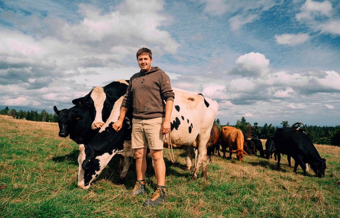 Der Bauer Robin Vogelbacher neben seiner verletzten Kuh Annabell<span class='image-autor'>Foto: Daniel Keyerleber</span>