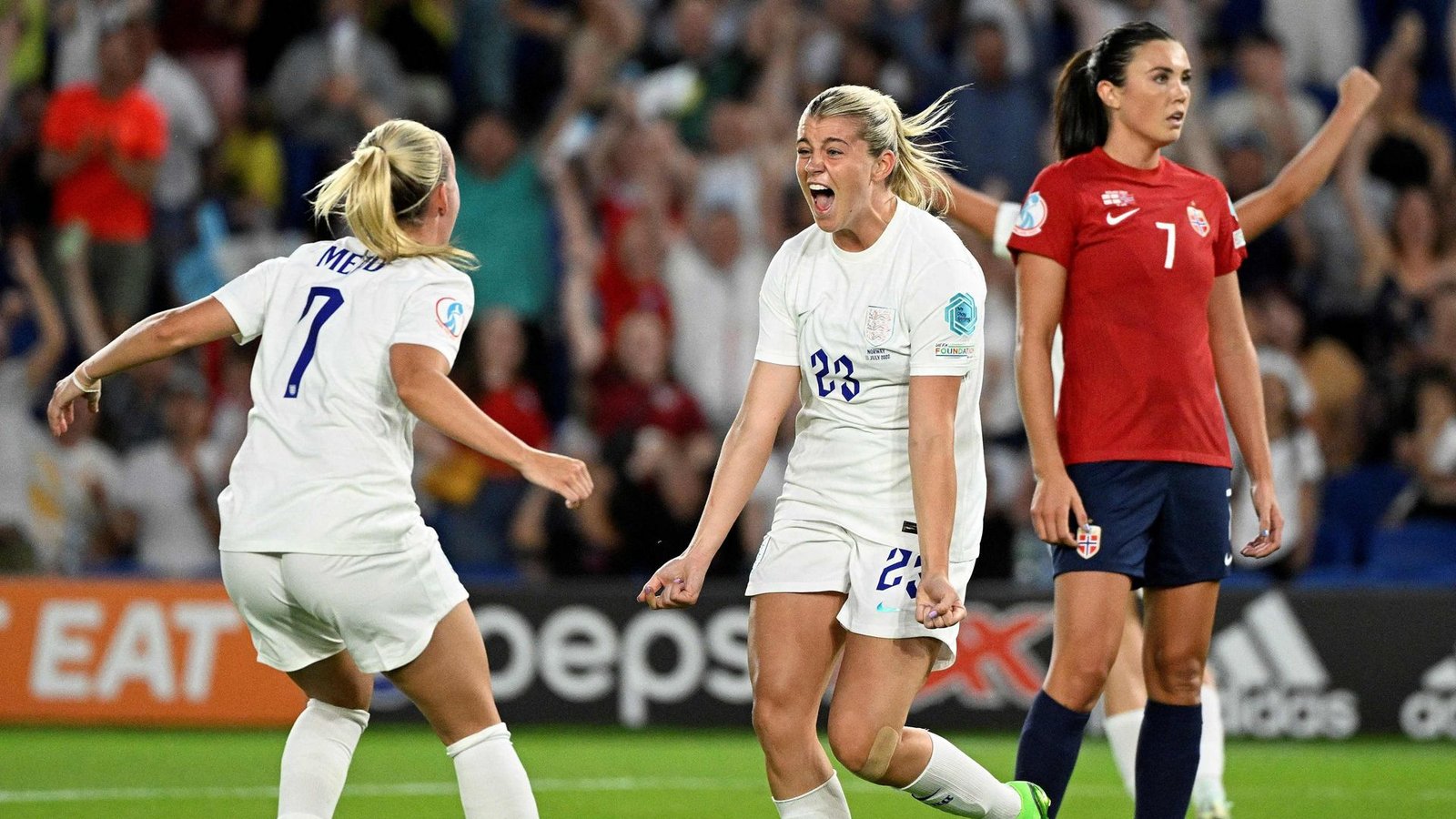 Beth Mead (links) traf doppelt gegen Norwegen.Foto: AFP/DAMIEN MEYER