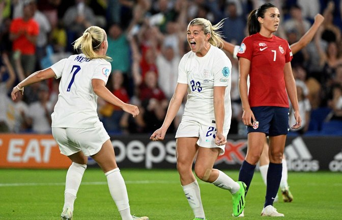 Beth Mead (links) traf doppelt gegen Norwegen.<span class='image-autor'>Foto: AFP/DAMIEN MEYER</span>