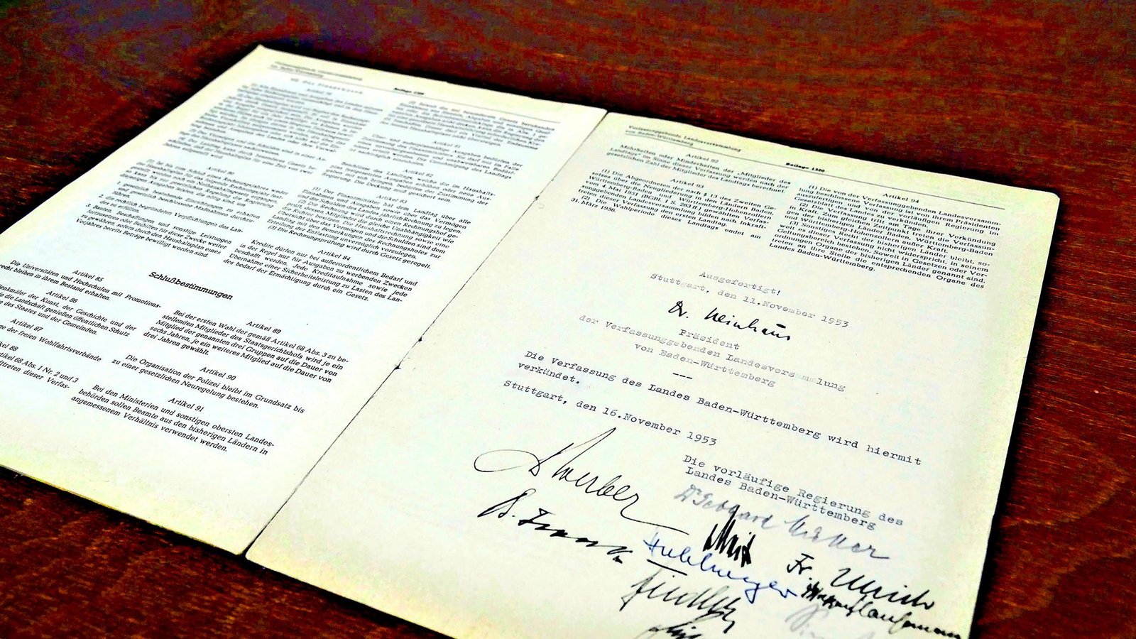 Die authentische, aber schlichte Verfassungsurkunde des Landes Baden-Württemberg vom 11. November 1953Foto: Torsten /Schöll Die authentische, aber schlichte Verfassungsurkunde des Landes Baden-Württemberg vom 11. November 1953Foto: Torsten /Schöll