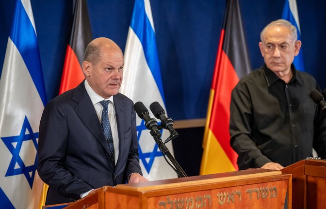 Bundeskanzler Olaf Scholz (links)  neben Benjamin Netanjahu, Ministerpräsident von Israel.<span class='image-autor'>Foto: dpa/Michael Kappeler</span>