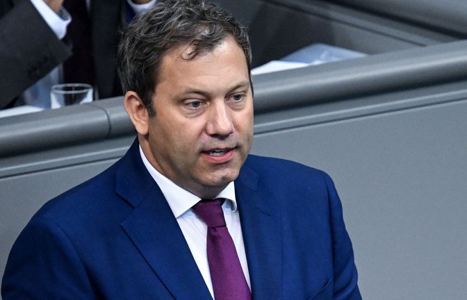 Lars Klingbeil kann viel Geld ausgeben, muss aber auch sparen.<span class='image-autor'>Foto: Britta Pedersen/dpa</span>